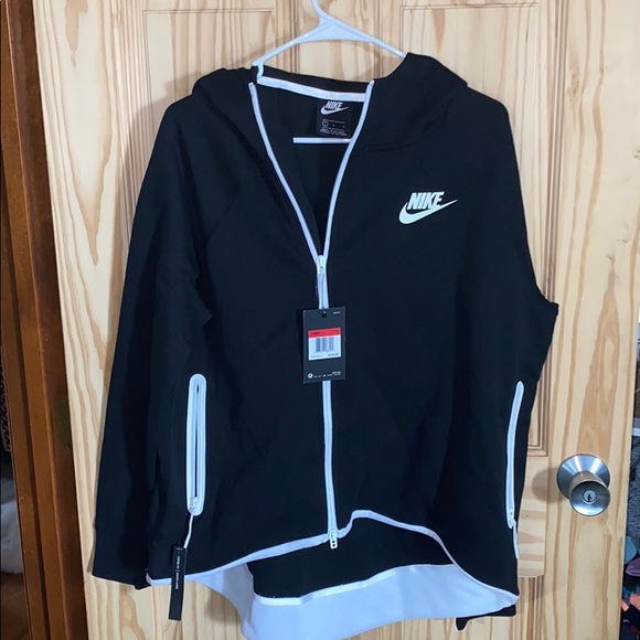 Nike Tops - NWT Nike Sweatshirt